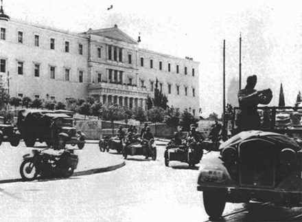 Τα γερμανικά στρατεύματα καταλαμβάνουν την Αθήνα.