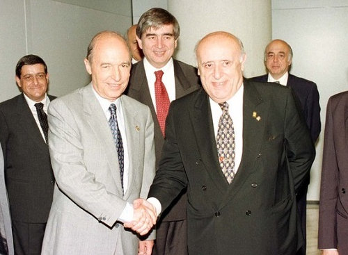 Ο έλληνας πρωθυπουργός Κώστας Σημίτης και ο τούρκος πρόεδρος Σουλεϊμάν Ντεμιρέλ,